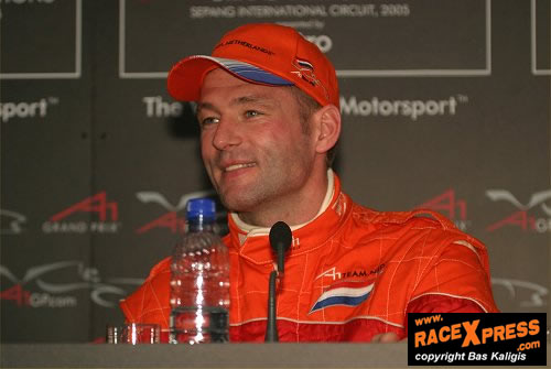 Jos Verstappen tijdens de persconferentie in Sepang